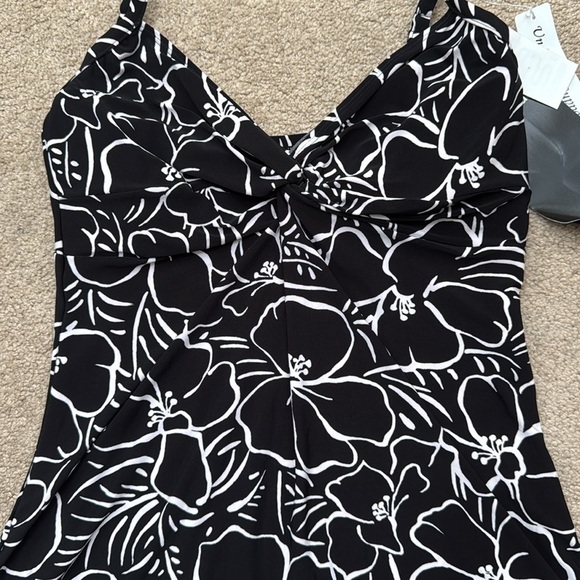 NWT Miraclesuit Savannah Roswell Floral Black and White Tankini Top Size 12 - Picture 4 of 10
